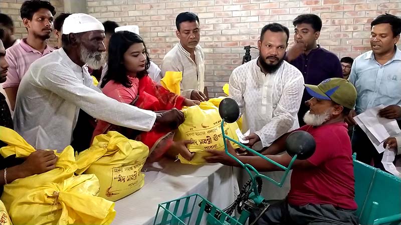 পাবনায় অনন্য সমাজ কল্যাণ সংস্থার উদ্যোগে ঈদ উপহার বিতরণ