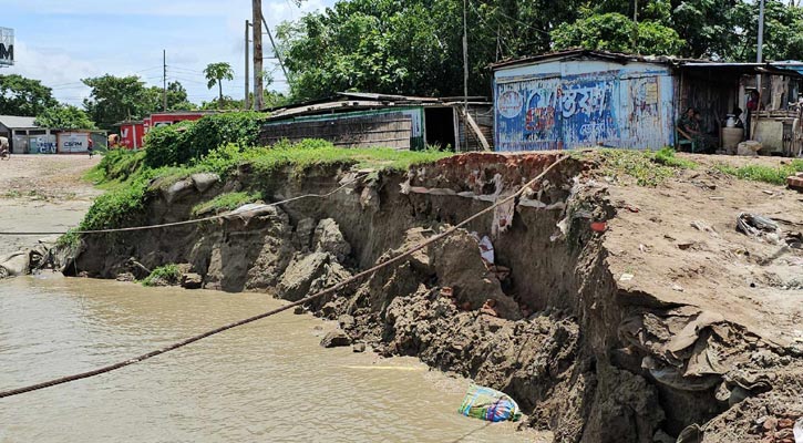 পদ্মায় তীব্র ভাঙন: নির্ঘুম রাত কাটছে নদীপাড়ের বাসিন্দাদের
