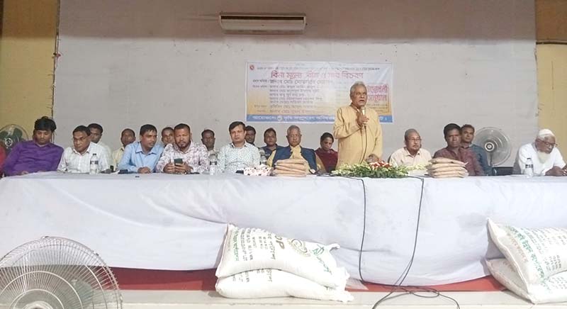 পাটগ্রামে বিনামূল্যে বীজ ও সার বিতরণ