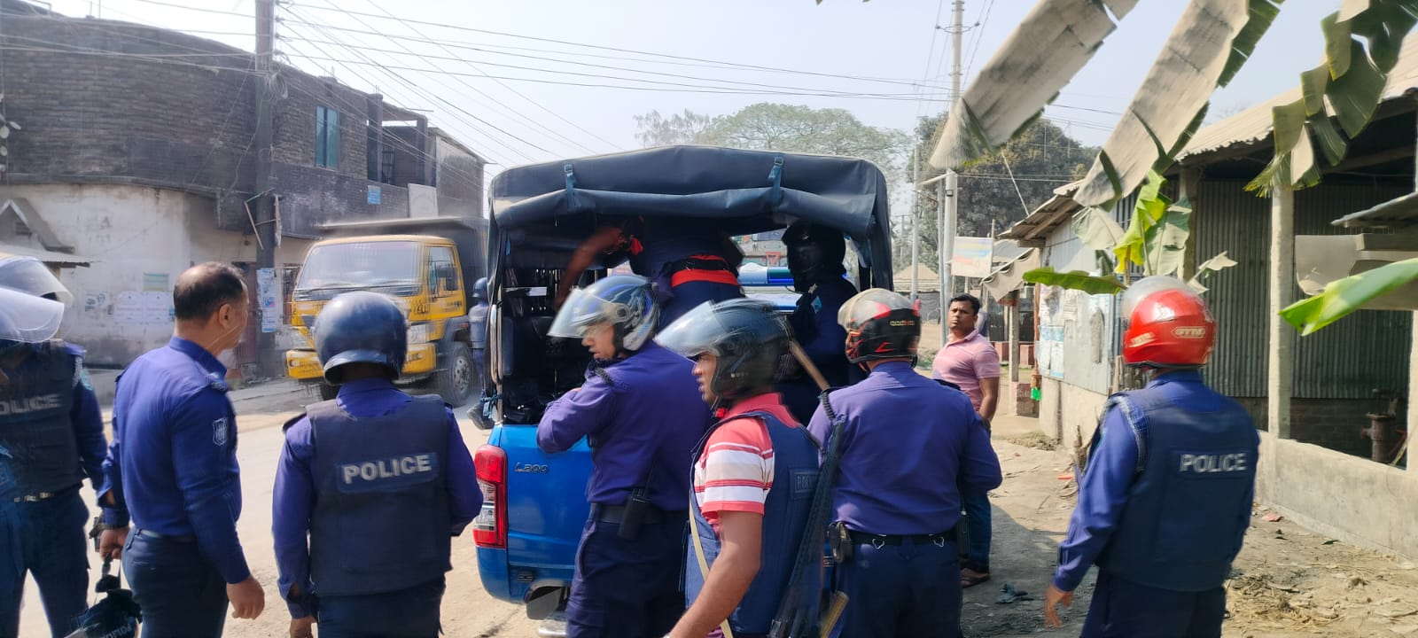 বুড়িমারী স্থলবন্দর শ্রমিক অফিসে দেশীয় অস্ত্র নিয়ে হামলার ঘটনায় আটক ৩