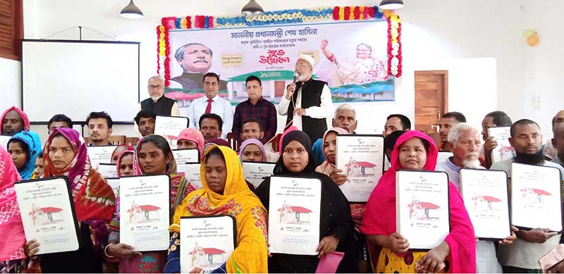 পীরগঞ্জে ভূমি ও গৃহহীন পরিবারকে আশ্রয়ণ প্রকল্পের জমি ও ঘর হস্তান্তর