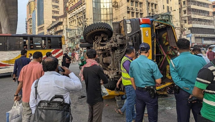 রাজধানীর পল্টনে বাস-ট্রাকের মাঝে চাপা পড়ে ব্যাংক কর্মকর্তা নিহত