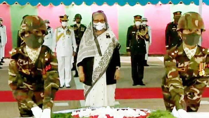 টুঙ্গিপাড়ায় বঙ্গবন্ধুর সমাধিতে প্রধানমন্ত্রীর শ্রদ্ধা