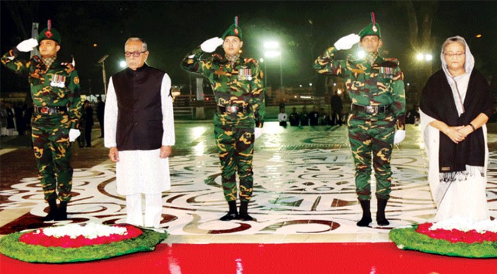 কেন্দ্রীয় শহীদ মিনারে রাষ্ট্রপতি-প্রধানমন্ত্রীর শ্রদ্ধা