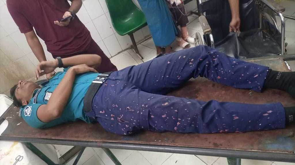 ফেসবুক পোস্ট নিয়ে উত্তেজনা, চট্টগ্রামের হাজারী গলিতে যৌথ বাহিনীর অভিযান