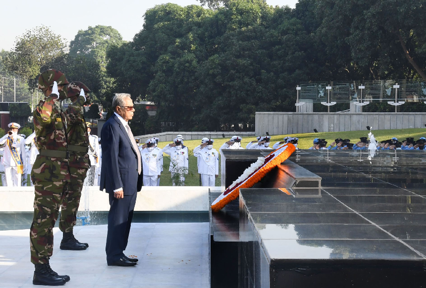 শিখা অনির্বাণে রাষ্ট্রপতি ও প্রধানমন্ত্রীর শ্রদ্ধা