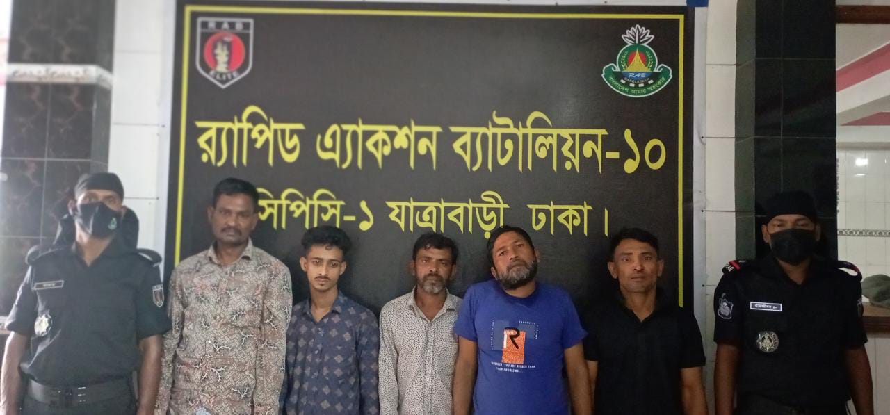 নারায়ণগঞ্জে দেশীয় অস্ত্র ও মাদকসহ গ্রেফতার ৫