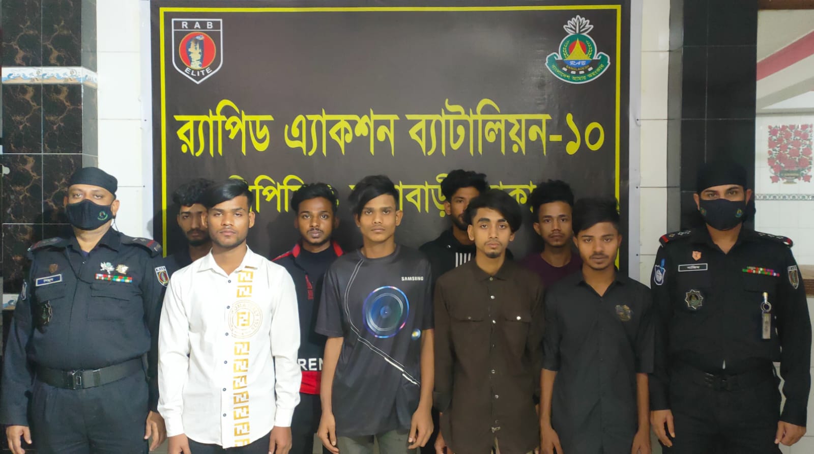 র‌্যাবের অভিযানে কিশোর গ্যাং পিচ্চি জালাল বাহিনীর ১৬ সদস্য আটক