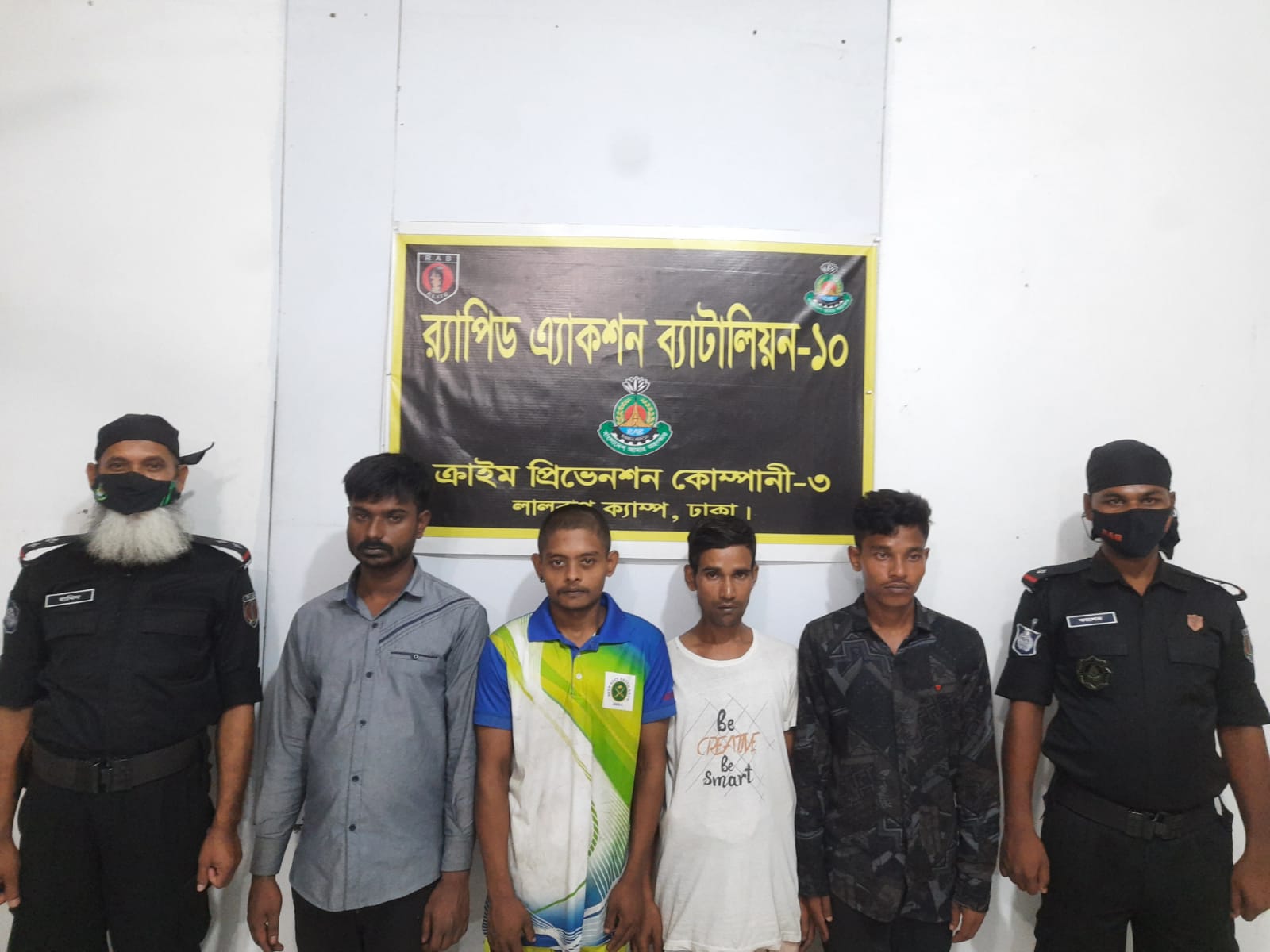 র‌্যাবের অভিযানে পল্টন ও দক্ষিণ কেরাণীগঞ্জ হতে ৫ ছিনতাইকারী গ্রেফতার