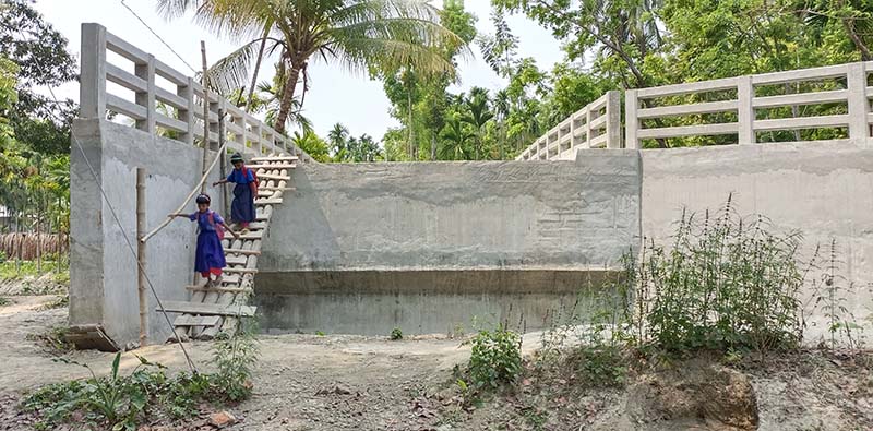 নেই সংযোগ সড়ক, বাঁশের তৈরি সিঁড়ি বেয়ে উঠতে হয় ব্রিজে