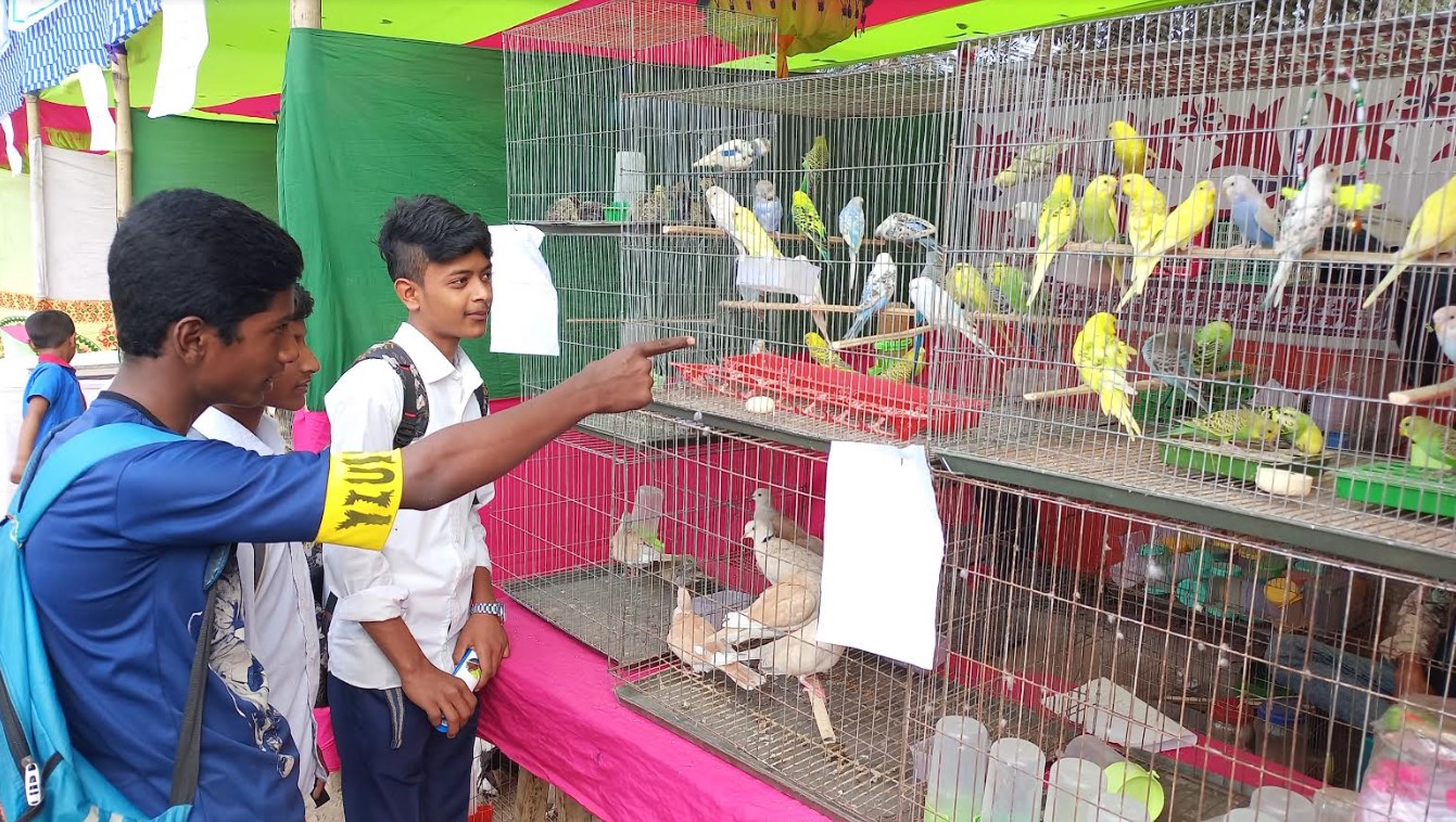 মেলায় নানা জাতের প্রাণী দেখে উচ্ছাসিত শিশু কিশোররা