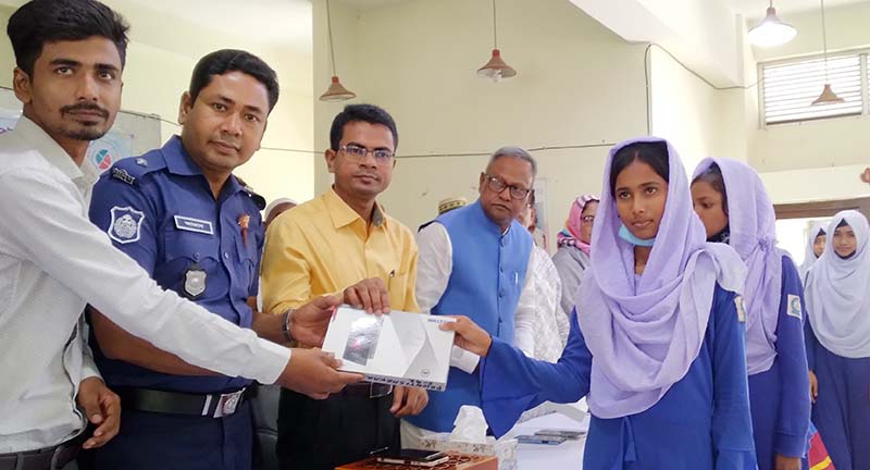 রাণীনগরে মেধাবী ছাত্র-ছাত্রীর মাঝে ট্যাব এবং চিকিৎসা সহায়তা প্রদান