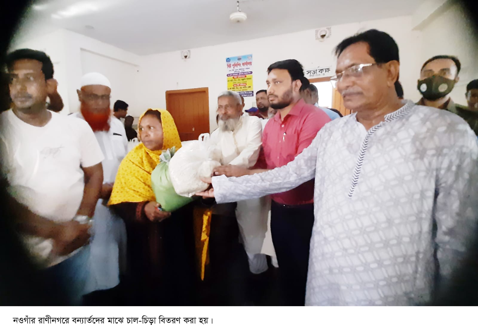 রাণীনগরে বন্যার্তদের মাঝে চাল-চিড়া বিতরণ