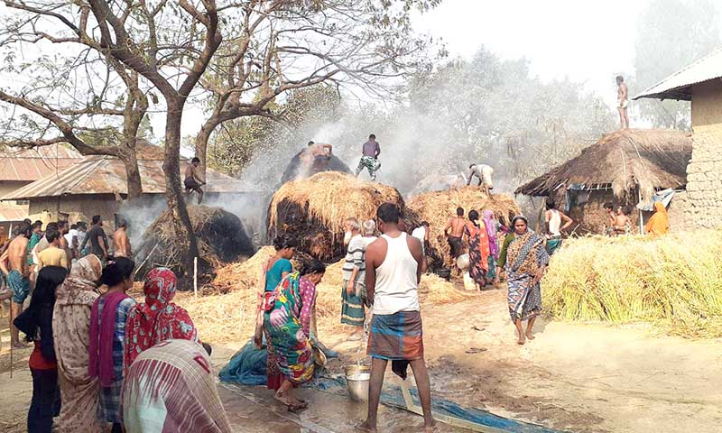 রাণীনগরে অগ্নিকাণ্ডে প্রায় ৩০ বিঘা জমির খড় ভস্মীভূত