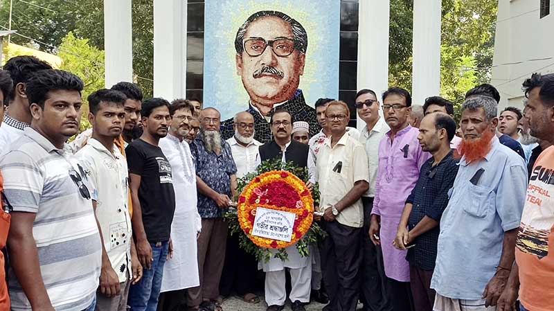 রাণীনগরে মুক্তিযোদ্ধা নওশের আলীর শ্রদ্ধা নিবেদন