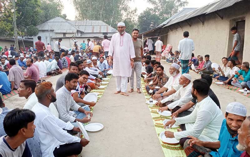 রাণীনগরে বিএনপি ও যুবদল নেতার উদ্যোগে ইফতার মাহফিল