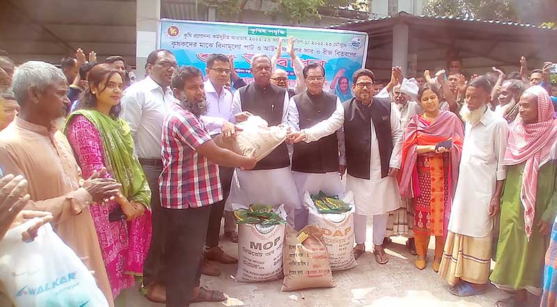 রাণীনগরে কৃষকদের মাঝে বিনামূল্যে সার ও বীজ বিতরণ
