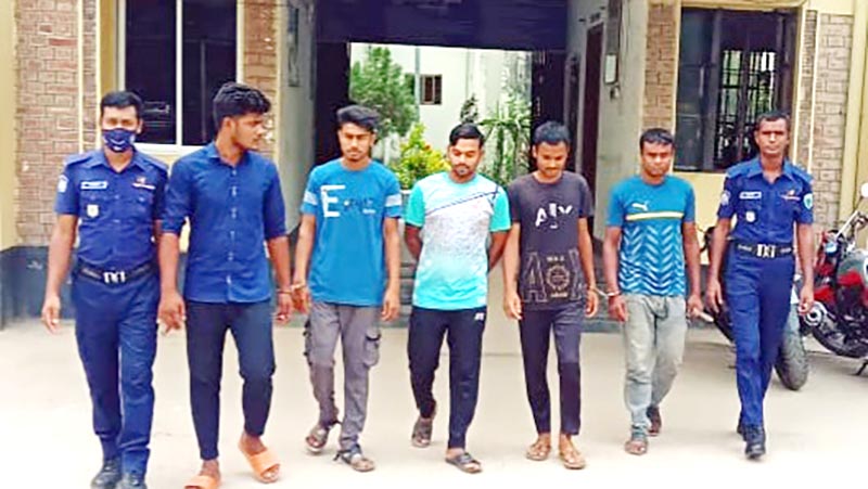 রাণীনগরে পৃথক অভিযানে মাদক কারবারী ও জুয়ারীসহ আটক ৭