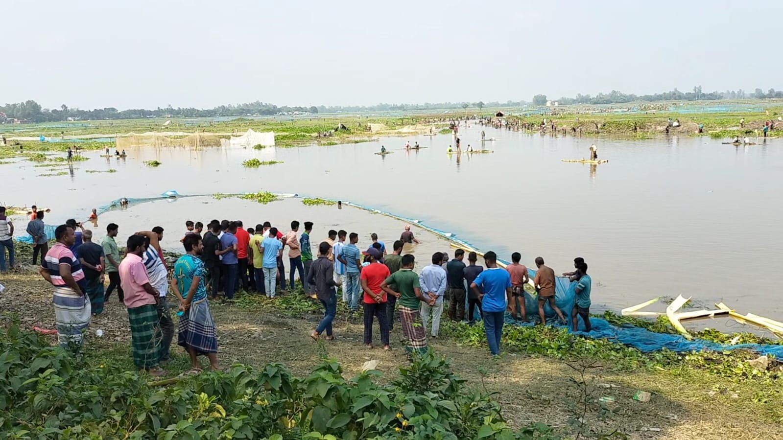 বুড়ির বাঁধে মাছ ধরার উৎসবে মেতেছেন হাজারো মানুষ