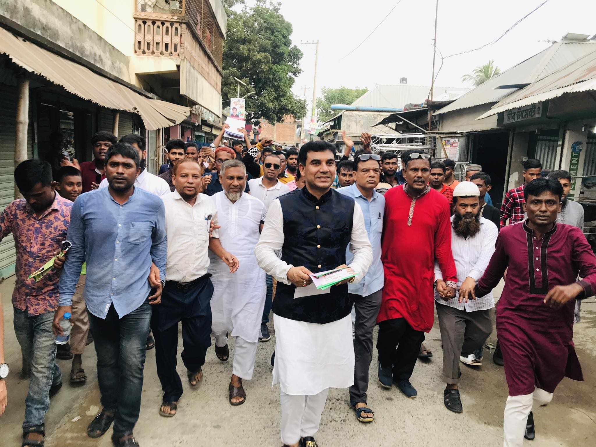 নগরকান্দা ও সালথায় বিভিন্ন পূজা মন্ডপে জামাল হোসেন মিয়ার শুভেচ্ছা বিনিময়