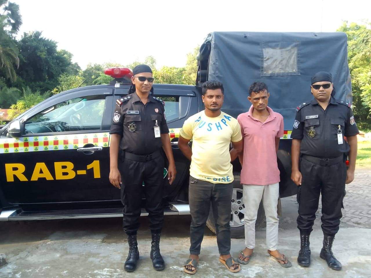 শ্রীপুরে ৩০ কেজি গাঁজাসহ দুই মাদক কারবারি আটক