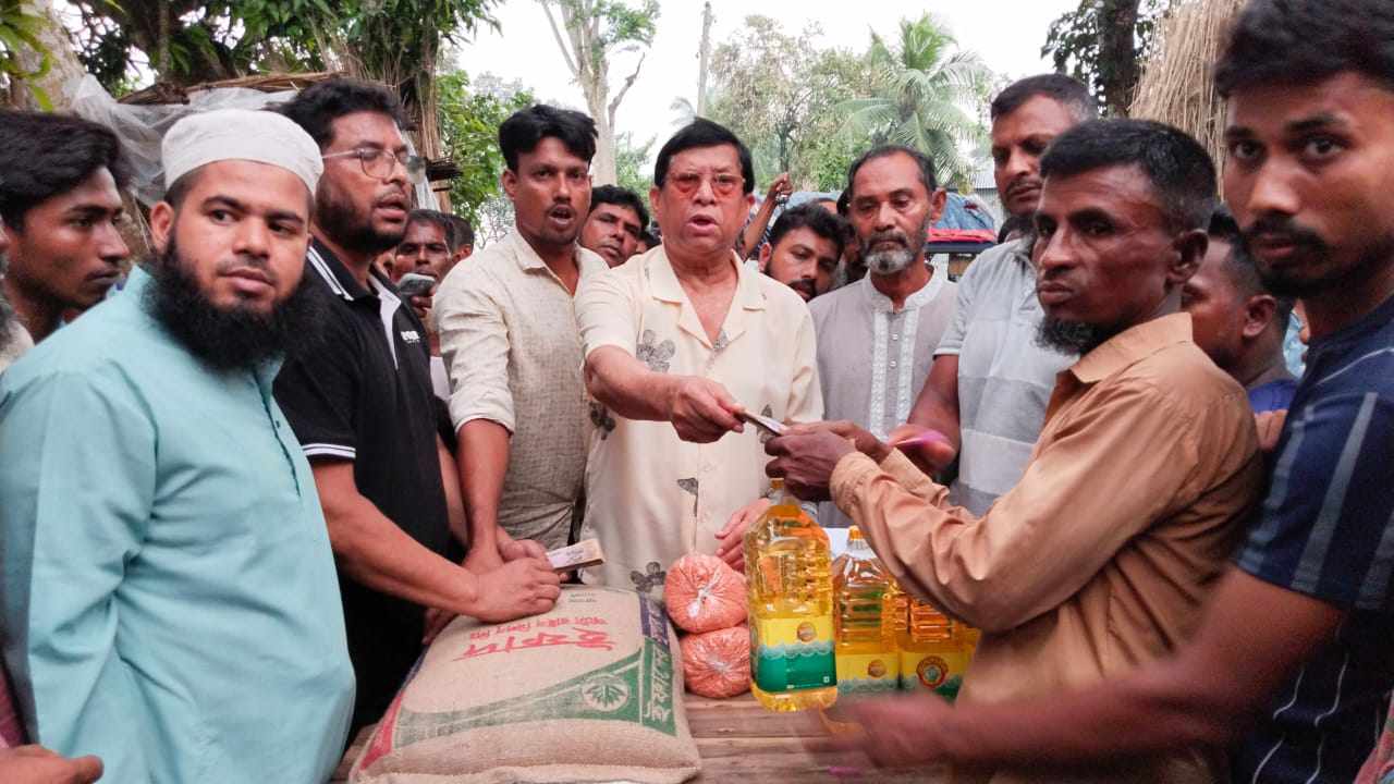 সালথায় ঘূর্ণিঝড়ে ক্ষতিগ্রস্ত পরিবারের পাশে মেজর আতমা হালিম