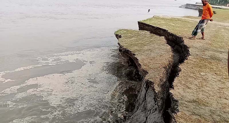ব্রহ্মপুত্রে ড্রেজিং ও ব্যাপক নদীভাঙ্গার কারণে দুইদিন ধরে ফেরি চলাচল বন্ধ