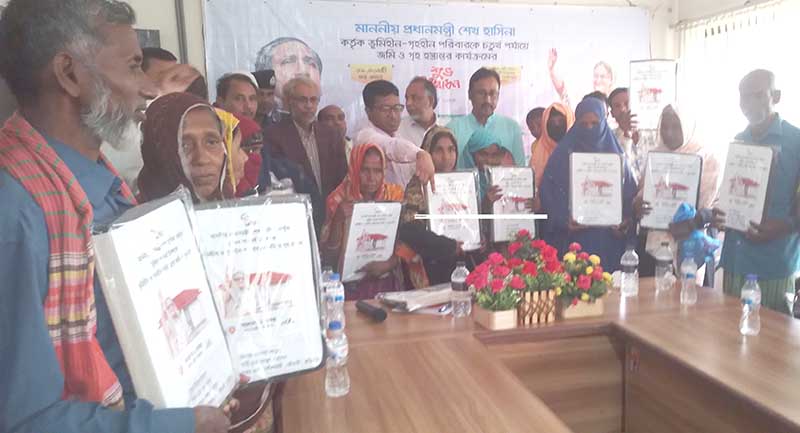 রৌমারীতে ৪র্থ পর্যায়ে ১৫টি ঘরের চাবি হস্তান্তর