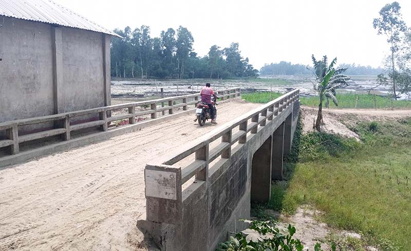 রৌমারীতে হুমকির মুখে অর্ধকোটি টাকার ব্রীজ: বালু উত্তোলনে সরকারি জিও ব্যাগ নদী গর্ভে
