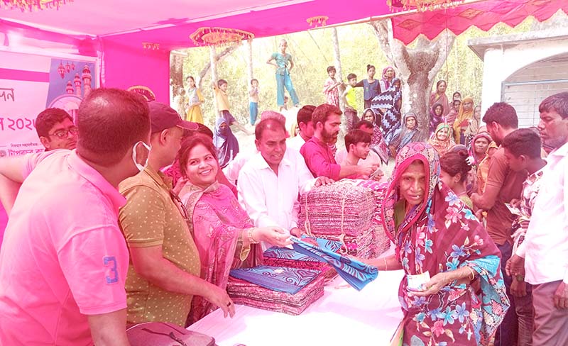 রৌমারীতে দুই হাজার পরিবারের মাঝে  প্রবাসীর শাড়ী-কাপড় বিতরণ
