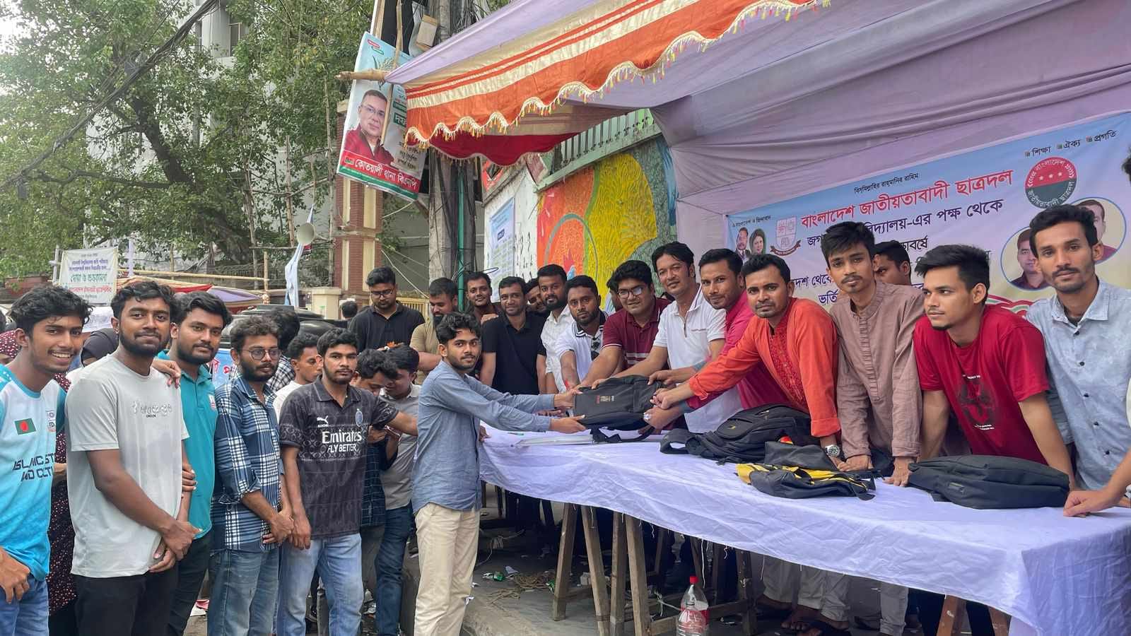 রাবিতে ভর্তিচ্ছুদের সহায়তায় জবি ছাত্রদলের হেল্প ডেস্ক