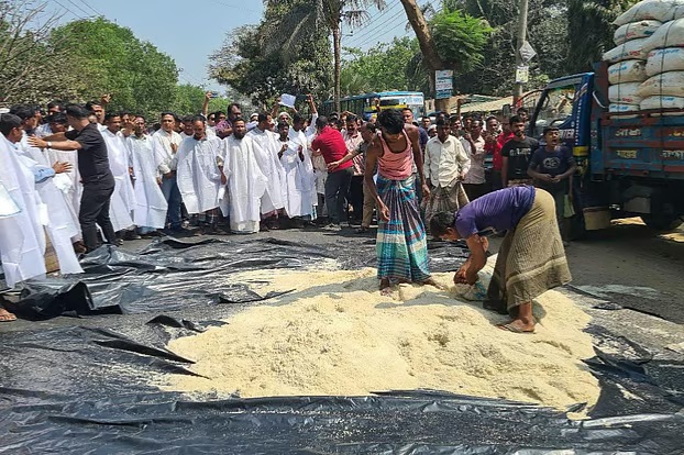 লবণের ন্যায্যমূল্যের দাবিতে রাস্তায় লবণ ছিটিয়ে প্রতিবাদ