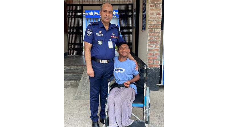 সালথায় প্রতিবন্ধী‌কে হুইল‌ চেয়ার দি‌য়ে প্রশংসায় ভাস‌ছেন ও‌সি শেখ সা‌দিক