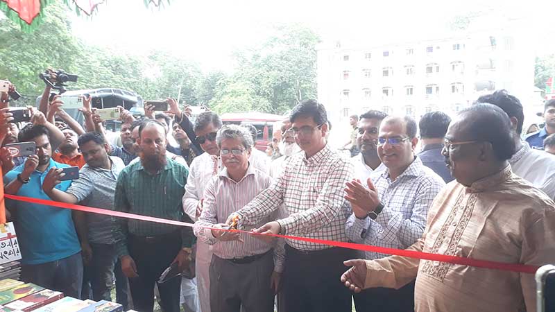 সালথায় উপ‌জেলা সা‌হিত্য মেলার উদ্বোধন, দর্শনার্থী‌দের ভীড়