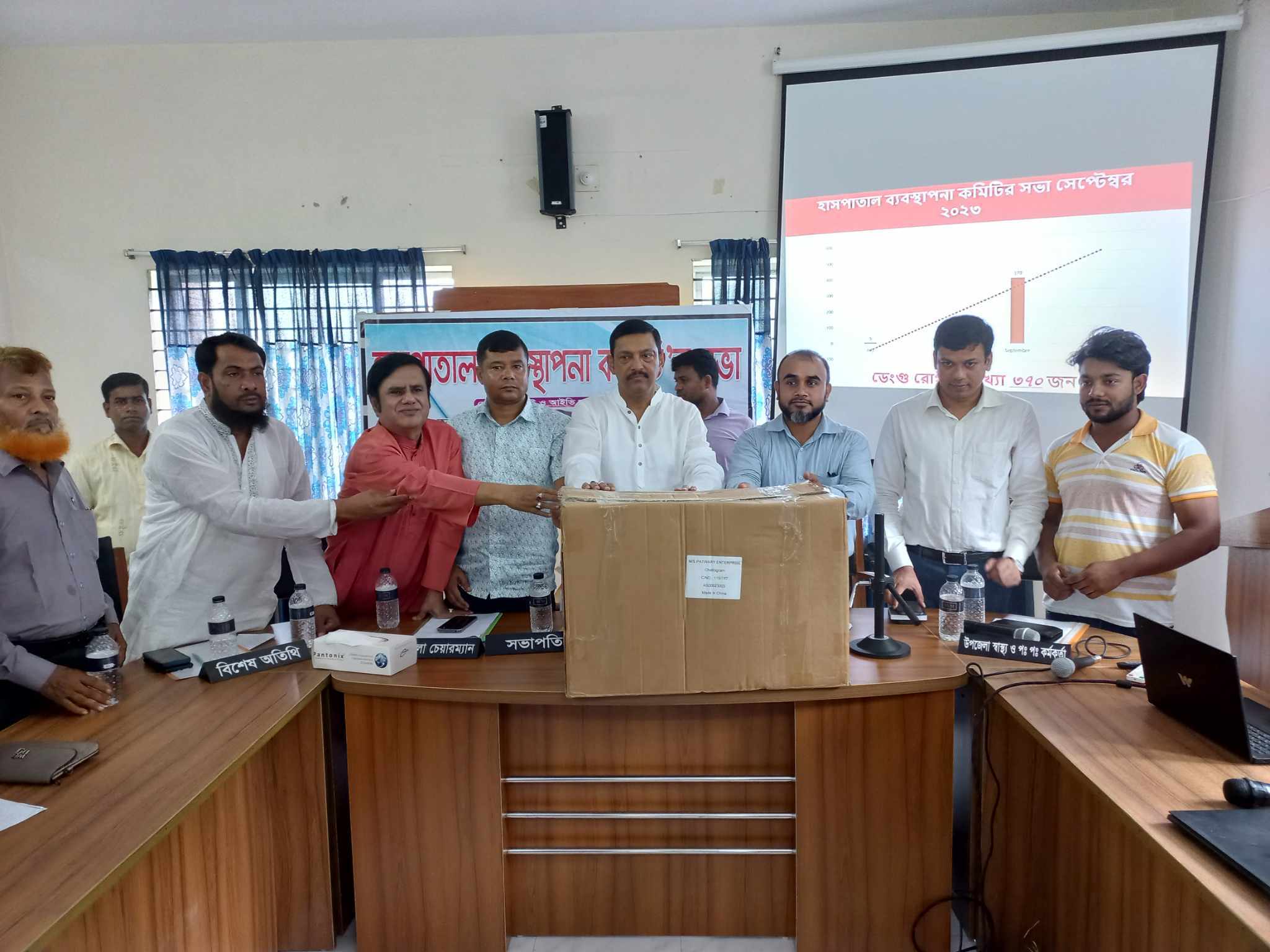 সালথায় স্যালাইন ও ডেঙ্গু টেষ্টের কীট অনুদান দিলেন সংসদ সদস‌্য লাবু চৌধুরী
