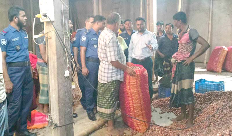 সালথায় পেঁয়াজের হাটে ভোক্তা অধিদপ্তরের হানা, দুই আড়তকে জরিমানা