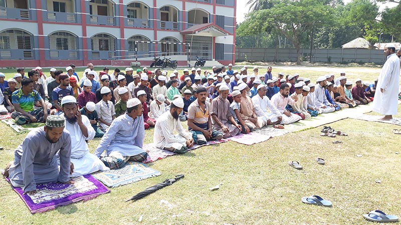 সালথায় বৃষ্টির জন্য ইস্তিসকার নামাজে কাঁদলো মুসল্লীরা