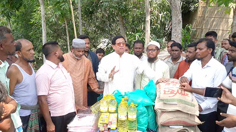 সালথায় অ‌গ্নিকা‌ন্ডে ক্ষ‌তিগ্রস্থ্য প‌রিবা‌রের পাশে আ.লীগ নেতা