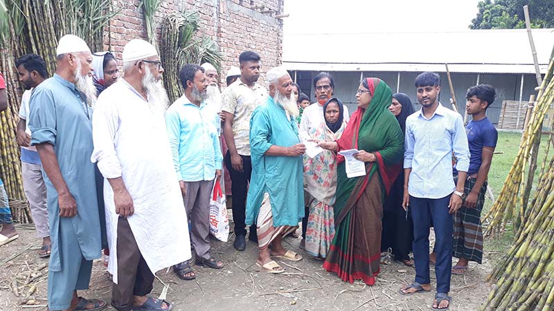 নৌকায় ভোট চেয়ে সালথায় আঞ্জুমান আরা'র লিফলেট বিতরণ ও গণসংযোগ