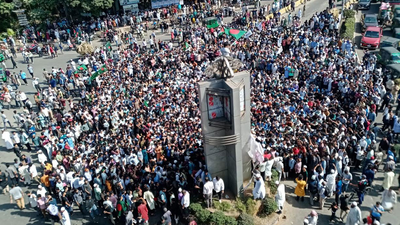 ইসকন নিষিদ্ধের দাবিতে চট্টগ্রামে বিক্ষোভে উত্তাল জনতা