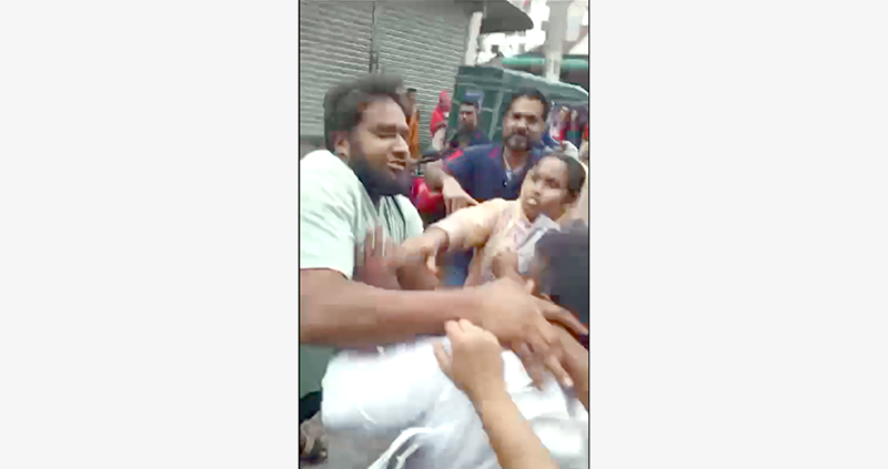 সাভারে দেশেরপত্রের নারী বিক্রয়কর্মীর উপর হামলা, থানায় অভিযোগ