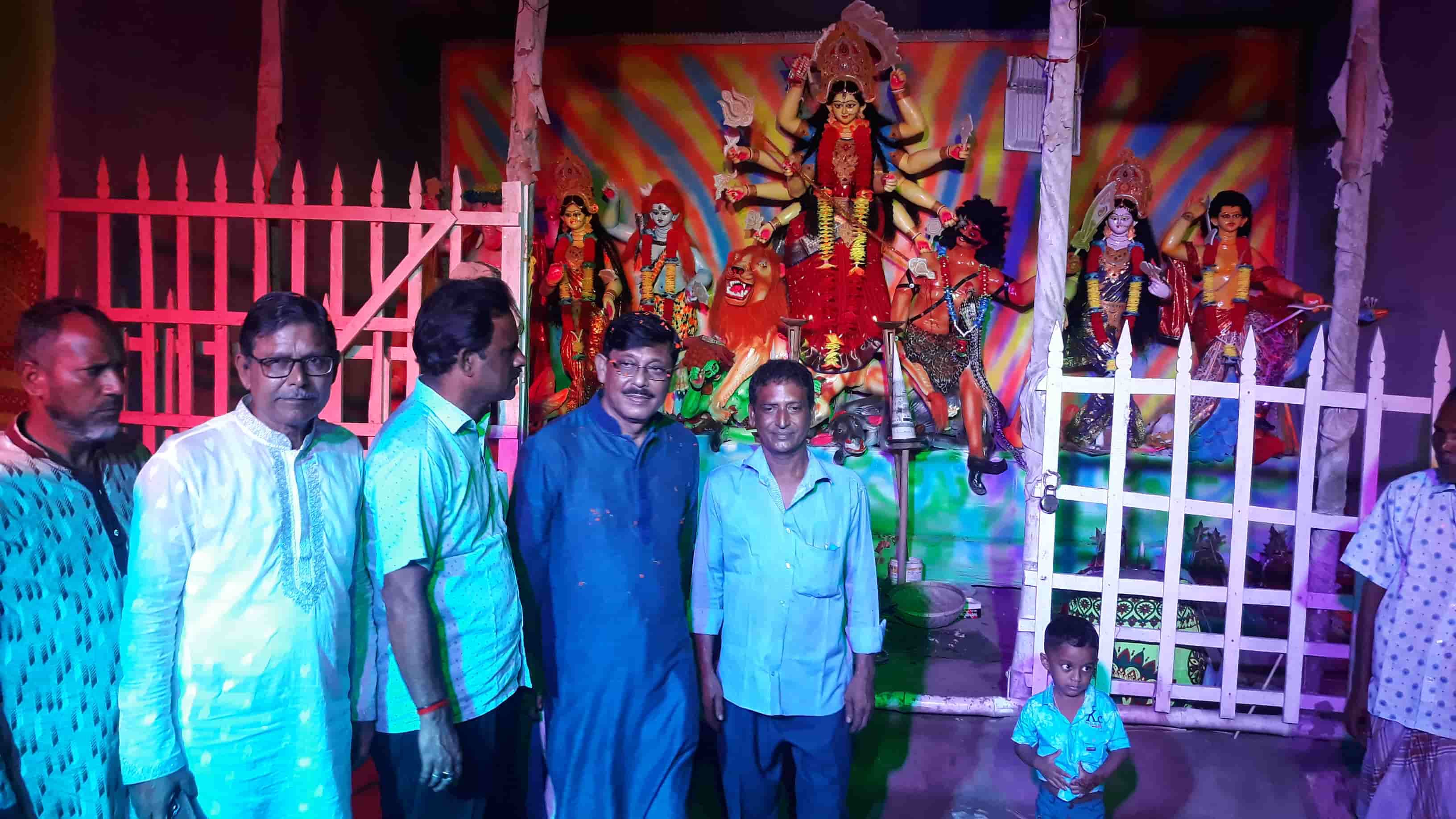 সালথায় সাবেক এমপি জুয়েল চৌধুরীর বিভিন্ন পূজামন্ডপ পরিদর্শন