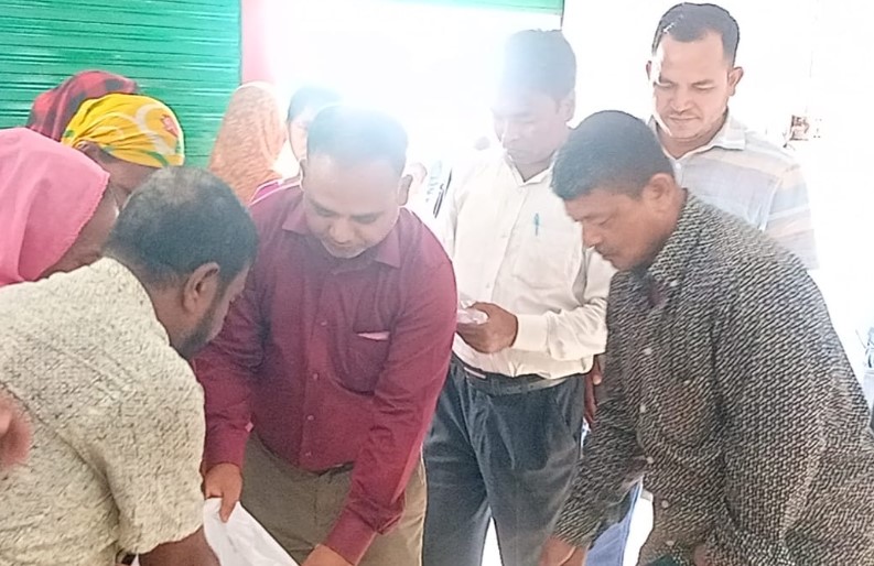 সুনামগঞ্জ সদরের সুরমা ইউনিয়নে দরিদ্র মানুষের মধ্যে ভিজিএফ’র চাল বিতরণ
