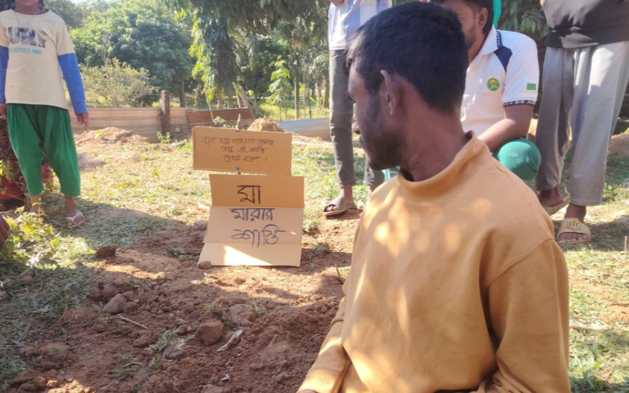 শ্রীপুরে মাদকাসক্ত ছেলের অত্যাচারে অতিষ্ঠ মা, ‘শিক্ষা দিতে’ মাটিতে পুঁতে রাখল এলাকাবাসী