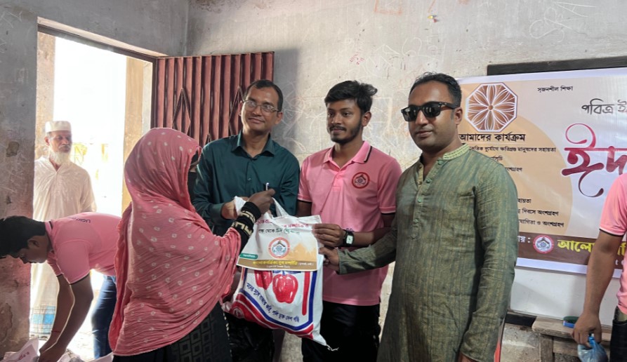 ফেনী মুন্সিরহাটে আলোকবর্তিকা যুব সম্প্রীতির উদ্যোগে ঈদ সামগ্রী বিতরণ