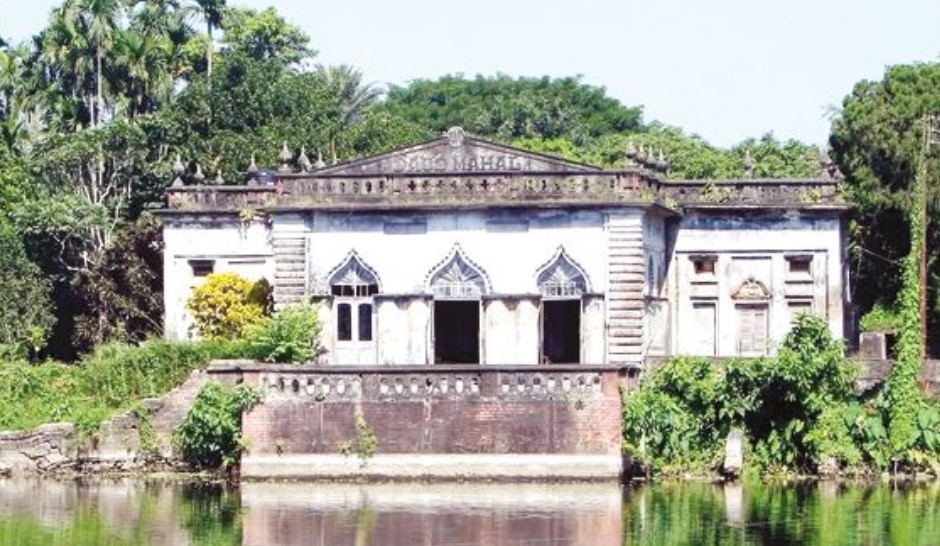 বাঁশের ঠেকায় দাঁড়িয়ে চার শতাব্দীর ইতিহাস