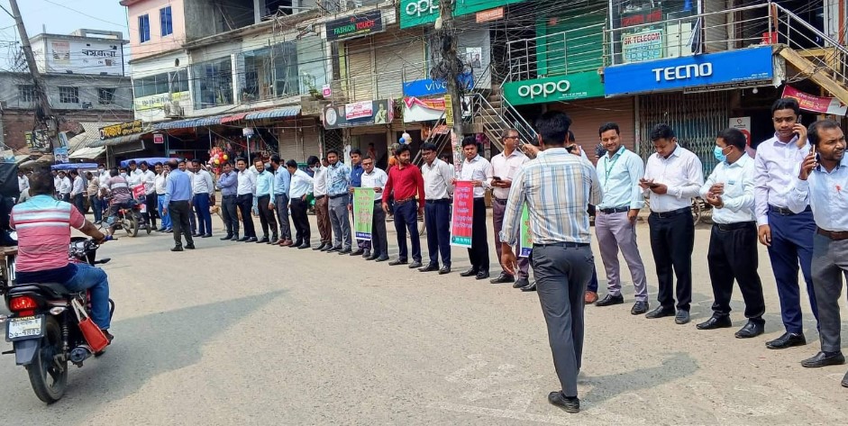 সখীপুরে নিরাপদ কর্মপরিবেশের দাবিতে ওষুধ প্রতিনিধিদের মানববন্ধন