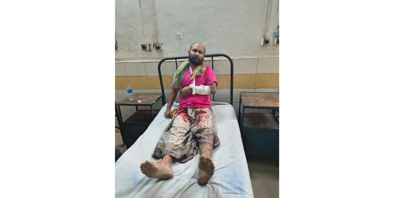 কুমিল্লায় গভীর রাতে ভূমি অফিসের কর্মীকে কুপিয়ে জখম ও লুটপাট!