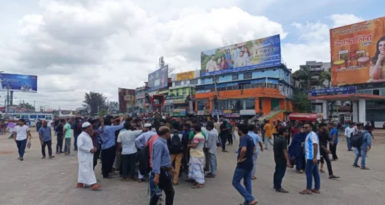 বরিশালে শিক্ষার্থীদের মহাসড়ক অবরোধ করে বিক্ষোভ