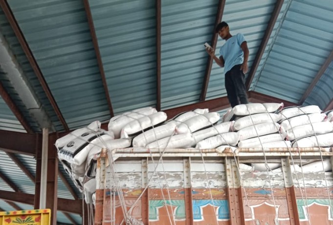 ভারত থেকে ১০০ মেট্রিক টন চাল আসলো বাংলাবান্ধা দিয়ে